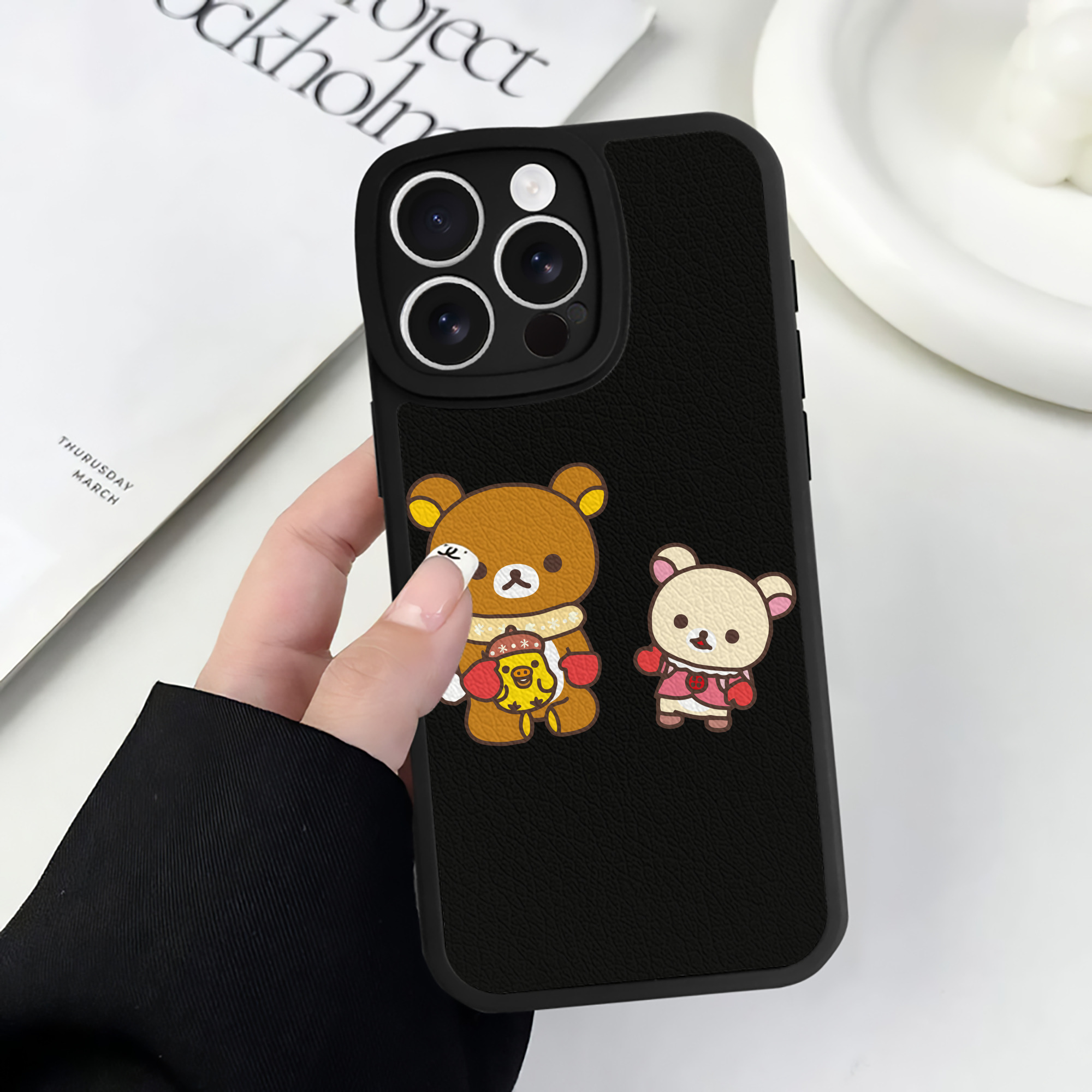 （画像用） リラックマ リラックマ キイロイトリ Rilakkuma Korilakkuma Kiiroitori 【iPhone 16シリーズ対応】シリコンスマホケース（レザー調） 材質：シリコン